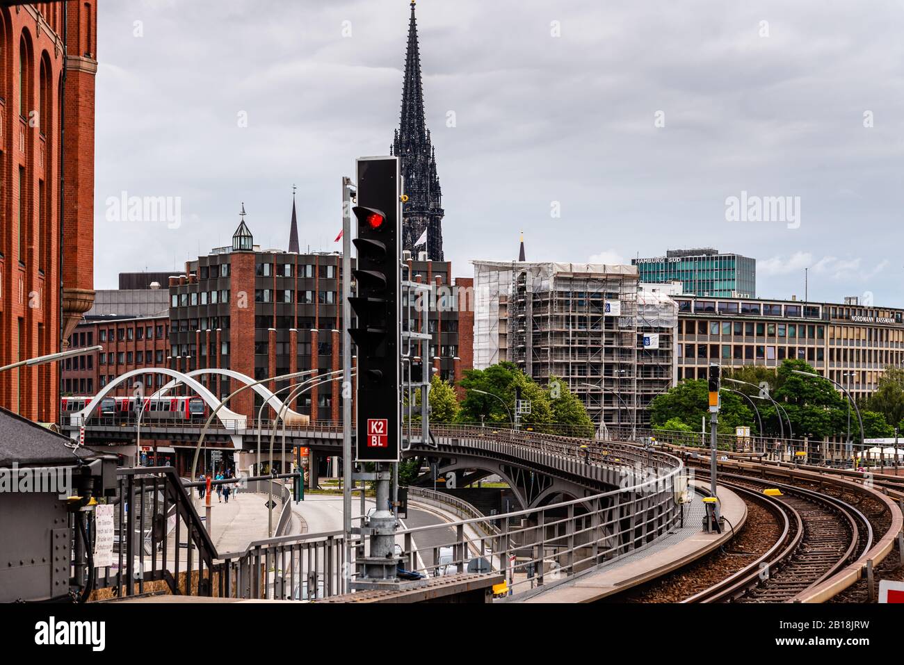 Hamburg, 4. August 2019: U-Bahn (deutsch: U-Bahn) auf Stahlbrücke gegen Stadtbild. U-Bahnhof Baumwall Stockfoto