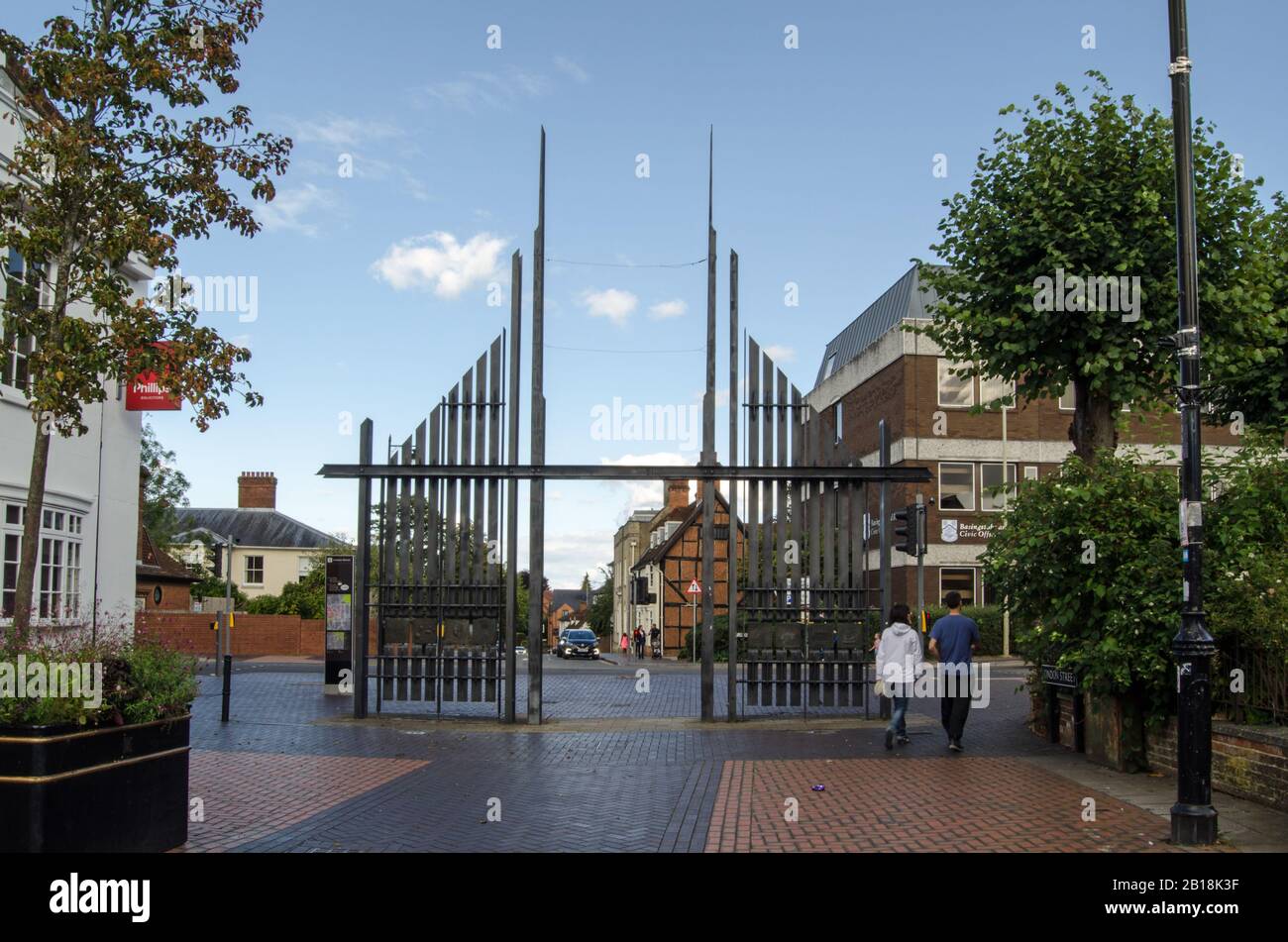 Basingstoke, Großbritannien - 1. September 2019: Triumphales Tor am Start der London Street im Stadtzentrum von Basingstoke. Stockfoto