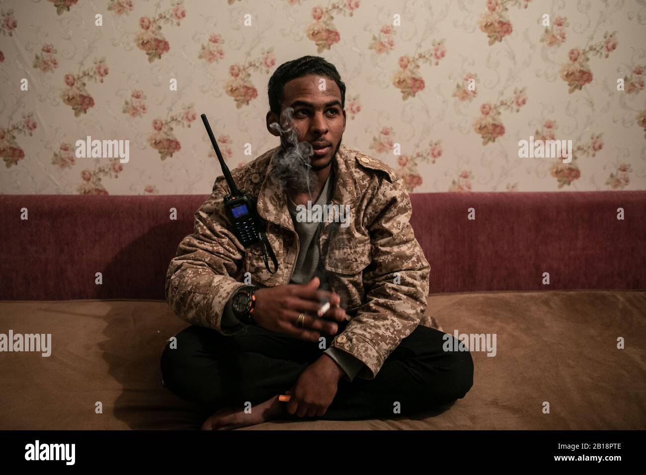 Tripolis, Libyen. Februar 2020. Baha'a Al-Din, ein Kämpfer der UN-unterstützten libyschen Regierungstruppen, wird am 23. Februar 2020 in Tripolis, Libyen, gesehen. Kredit: Amru Salahuddien/Xinhua/Alamy Live News Stockfoto