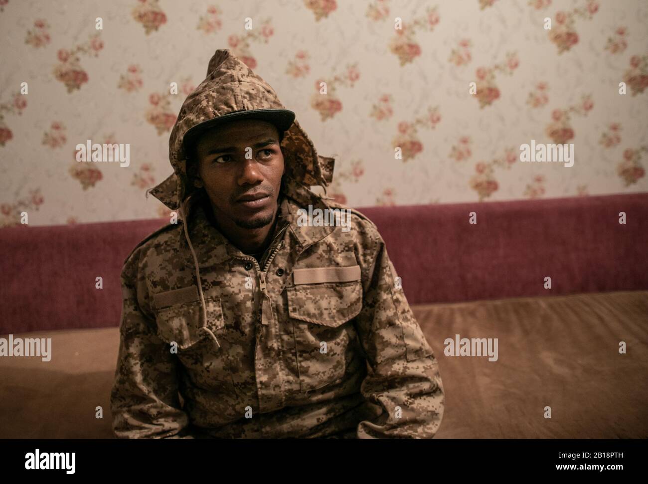 Tripolis, Libyen. Februar 2020. Zakareya, ein Kämpfer der UN-unterstützten libyschen Regierungstruppen, wird am 23. Februar 2020 in Tripolis, Libyen, gesehen. Kredit: Amru Salahuddien/Xinhua/Alamy Live News Stockfoto