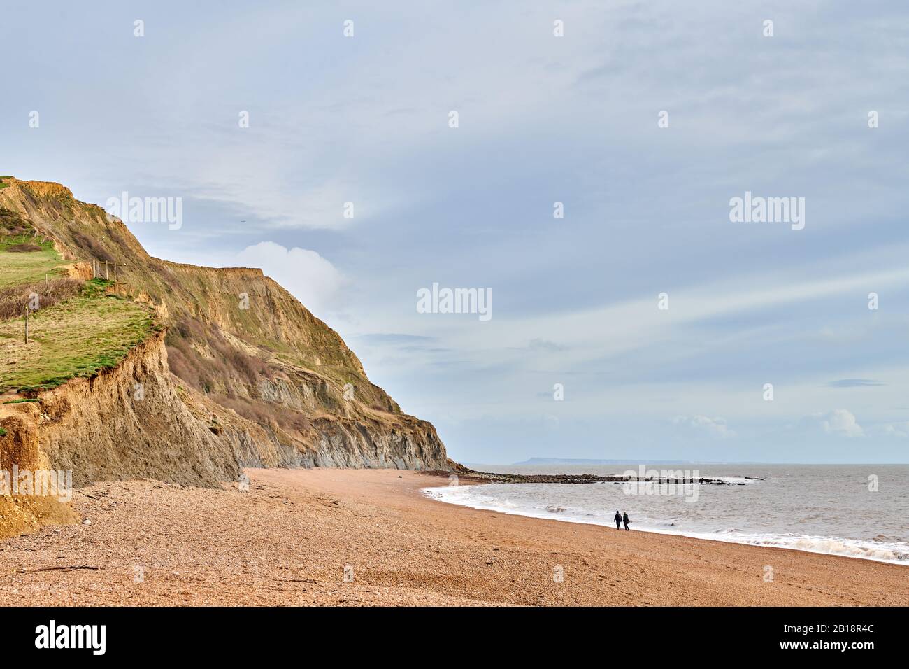 Der Schindelstrand in Seatown, Dorset, am Ärmelkanal mit den Klippen der Küste des Jura-Erbes von England, an einem sonnigen Wintertag. Stockfoto