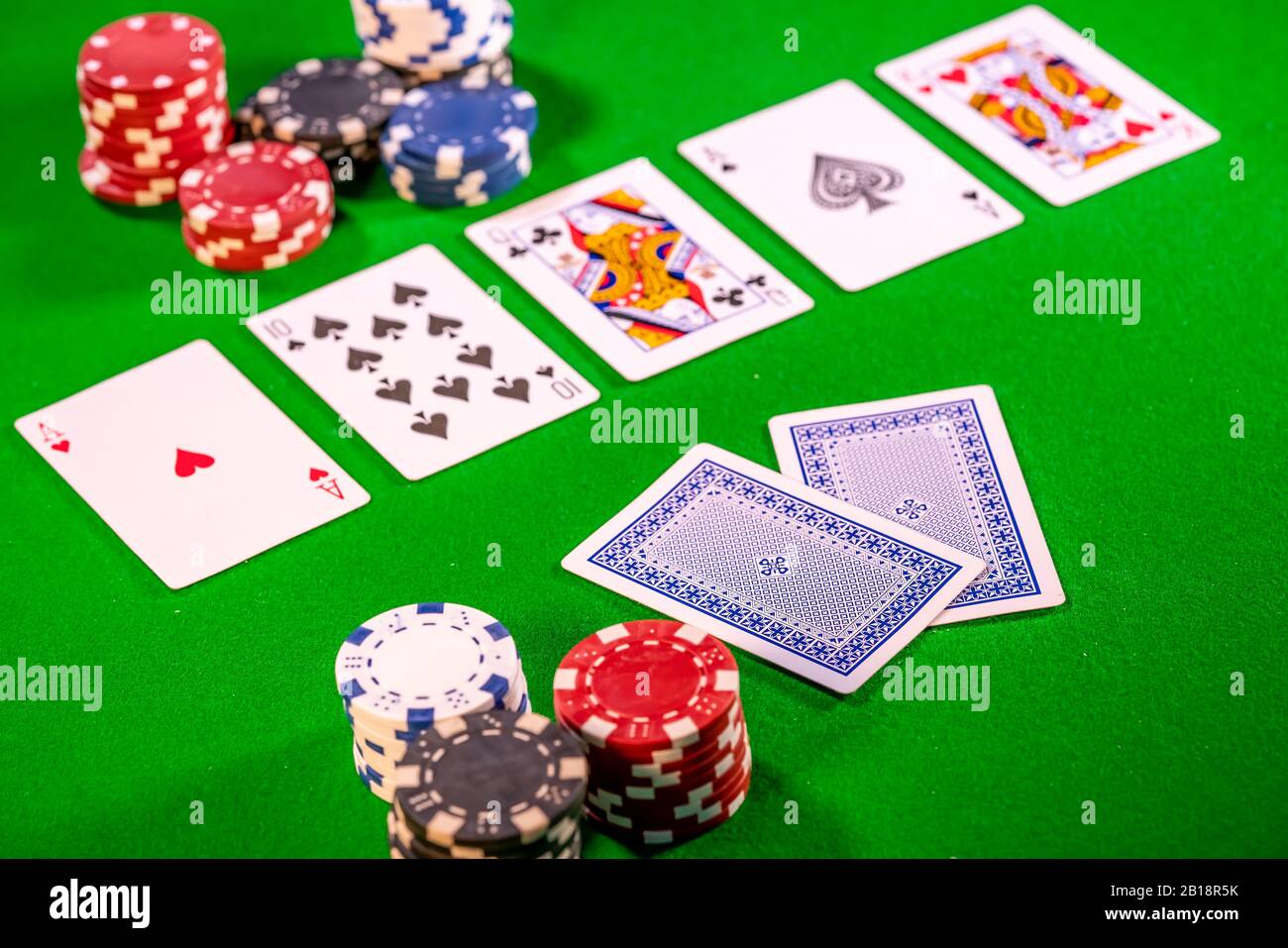 The River (fünfte Straße) in einem Spiel von Texas Holdem Poker mit  selektivem Fokus auf die Face Down Karten Stockfotografie - Alamy
