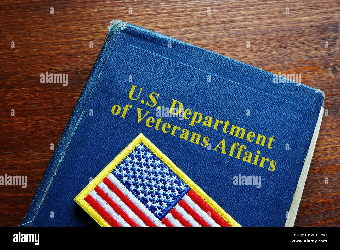 Buch und Flagge des US Department of Veterans Affairs VA der Vereinigten Staaten. Stockfoto