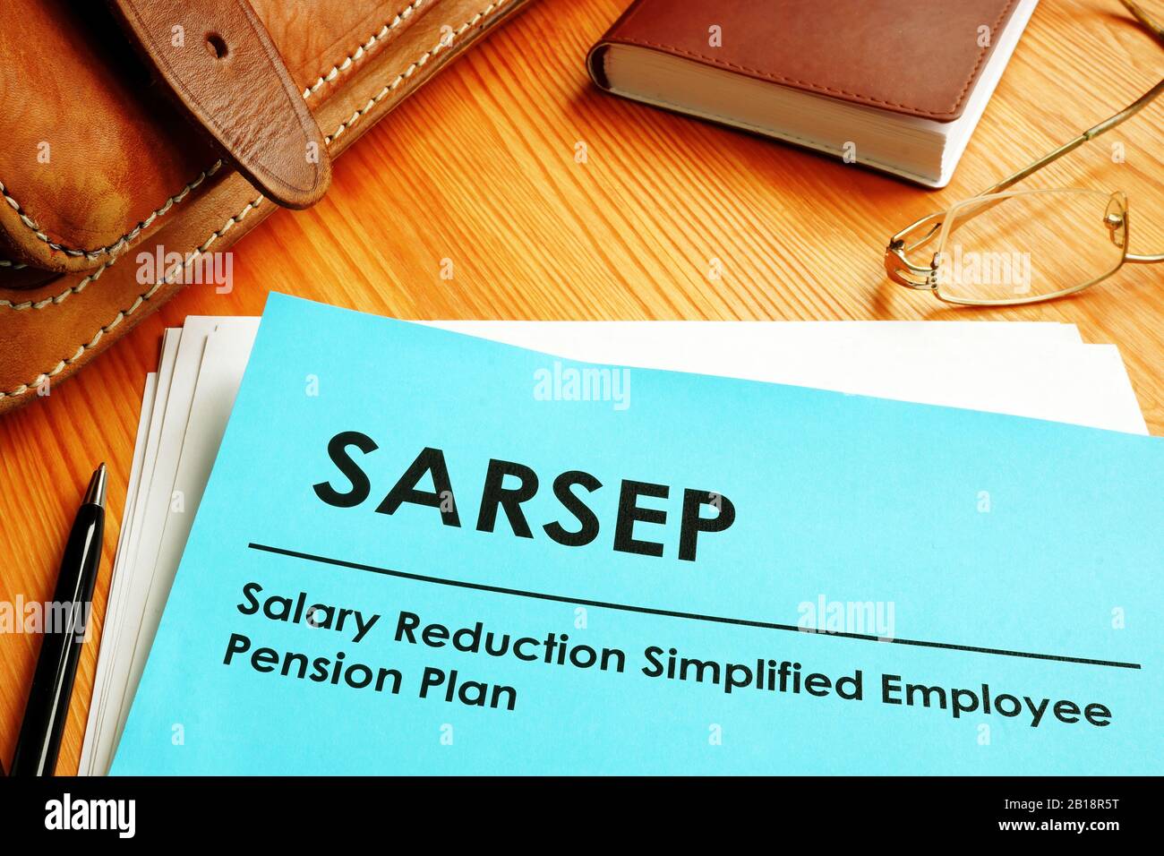 Gehaltsreduzierung vereinfachte Mitarbeiterrente SARSEP am Schreibtisch. Stockfoto Gehaltsreduzierung vereinfachte Mitarbeiterrente SARSEP am Schreibtisch. Stockfoto