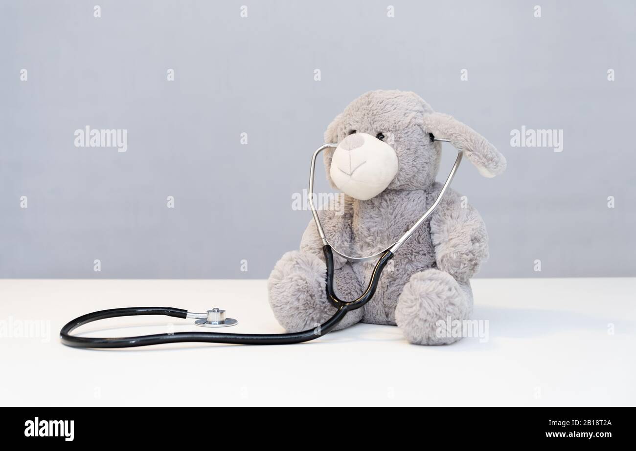 Teddybär mit Stethoskop Health Care Teddybär auf Hintergrund und Stethoskop Stockfoto