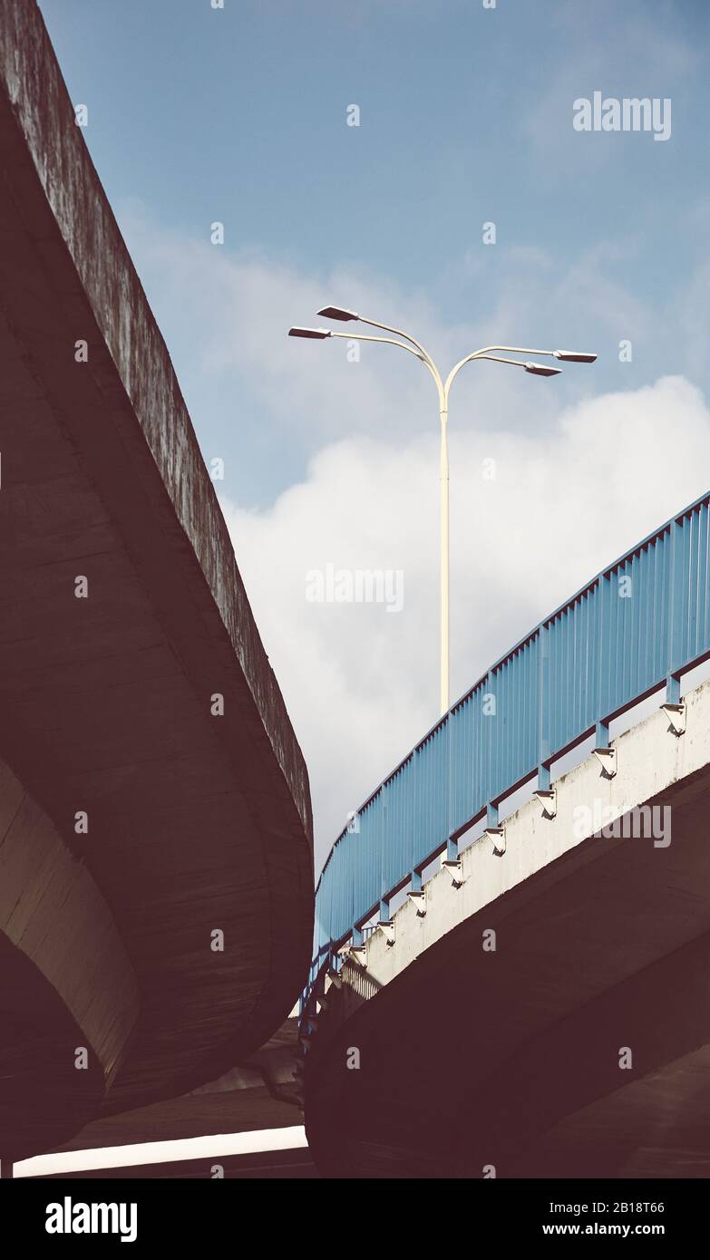 Overpass mit Crashbarriere, farbenem, minimalistischem Stadtbild. Stockfoto
