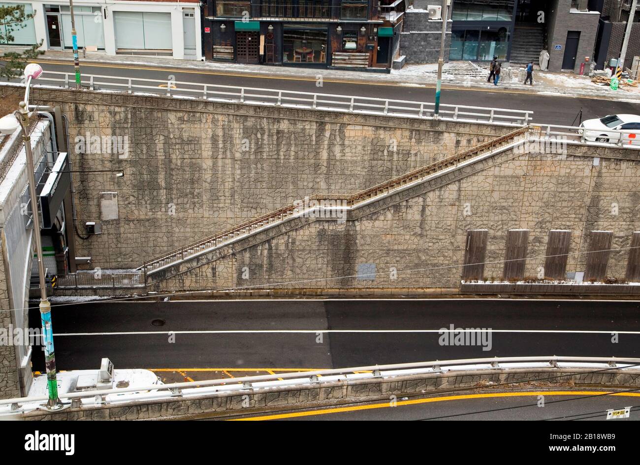 Treppe am Ende des Jahamun-Tunnels, 17. Februar 2020: EINE Treppe am nördlichen Ende des Jahamun-Tunnels in Seoul, Südkorea. Der Tunnel und die Treppe sind Drehorte des Oscar-prämierten koreanischen Films "Parasite" unter der Regie von Bong Joon-Ho. Credit: Lee Jae-Won/AFLO/Alamy Live News Stockfoto