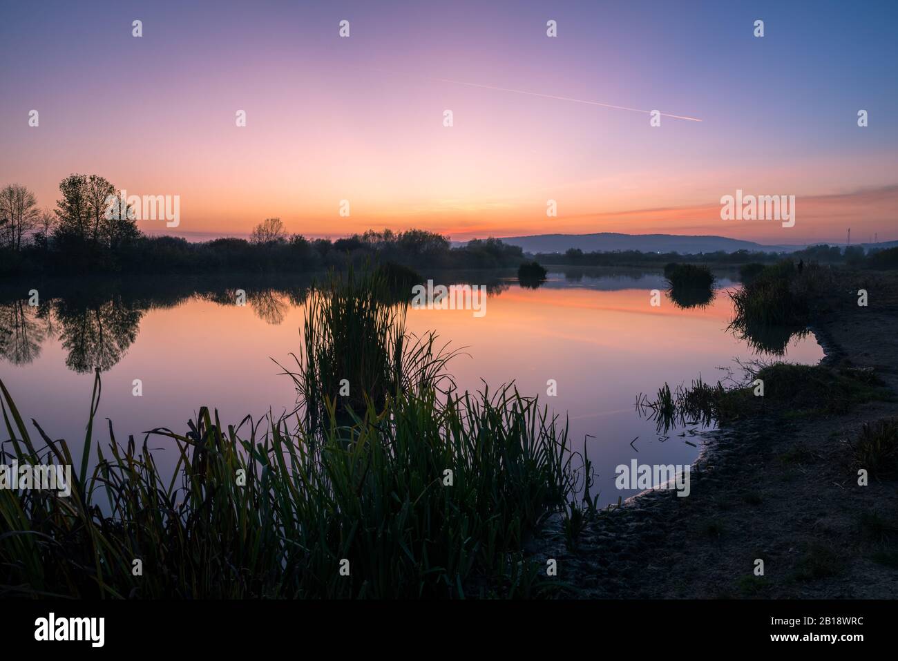 Heiteres Landschaftsbild des Flusses Mures in Siebenbürgen, Rumänien kurz nach Sonnenuntergang Stockfoto