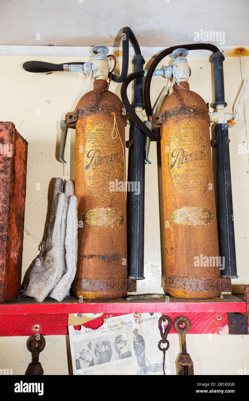 Alte Feuerlöschgeräte in Station W, einer alten britischen wissenschaftlichen Forschungsstation auf der Detaille Island, Graham Land, Antarktis. Stockfoto
