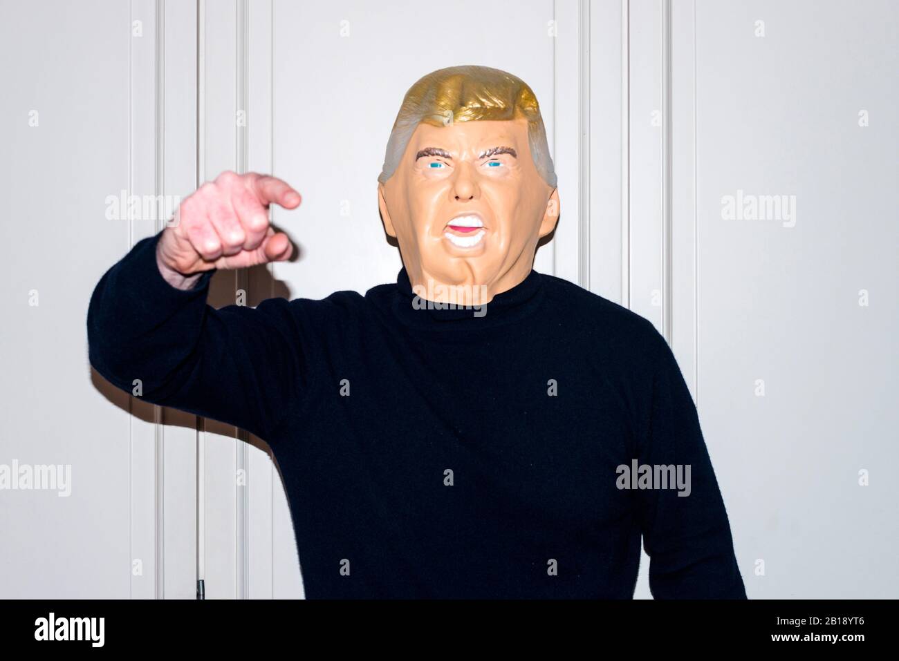 Mann, der Donald Trump Latexmaske trägt Stockfoto