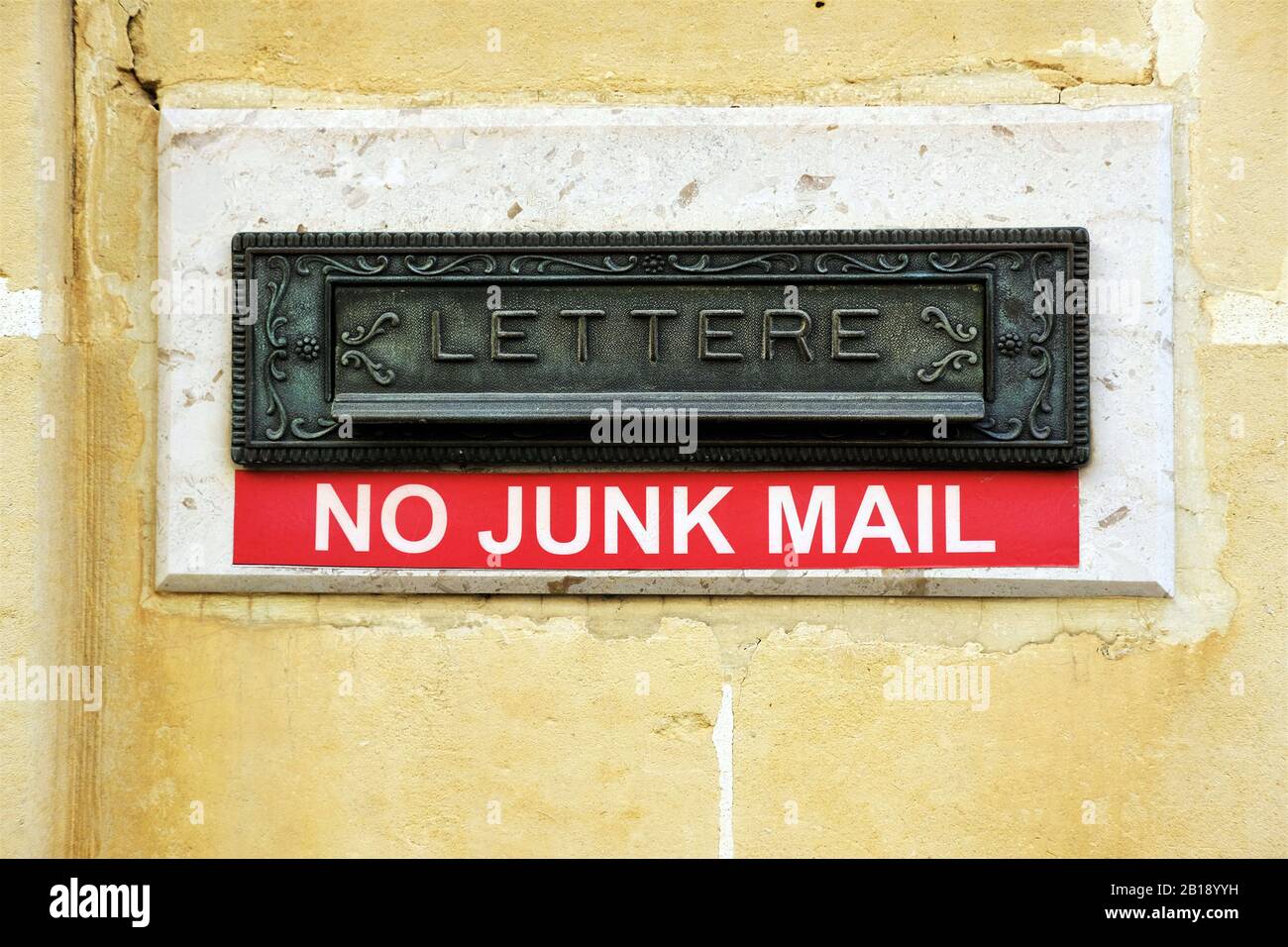 Dekorativer Briefkasten aus Metall mit einer Meldung "keine Junk-E-Mail" unten Stockfoto