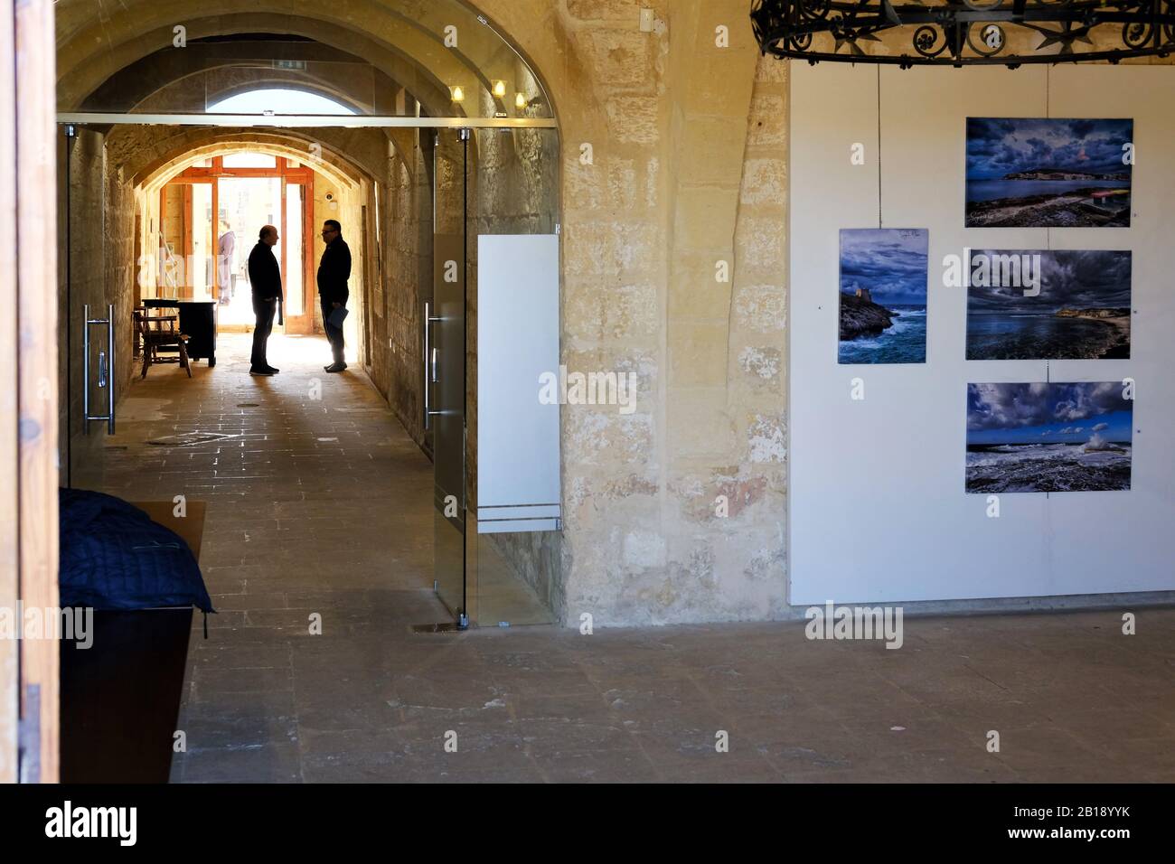 Victoria, Malta 02.02.2020 Zwei Männer missfallen die Kunstausstellung in einer Kunstgalerie. Stockfoto