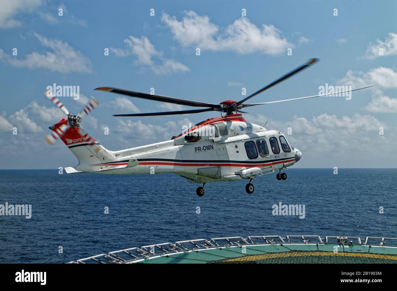 Ein Leonardo AW 139-Hubschrauber, der auf einem Seismischen Schiffsdeck landet, während er die Operationen Zum Ändern Der Besatzung vor Nordbrasilien durchführt. Stockfoto