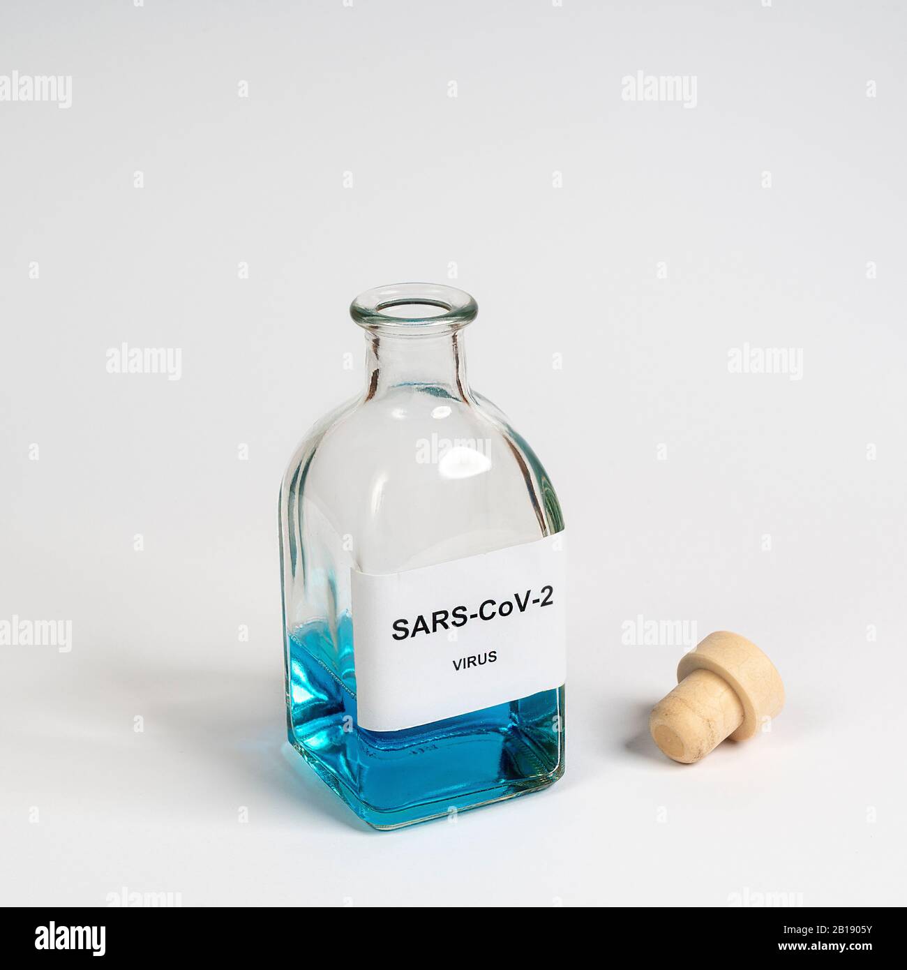 Eine Glasflasche mit dem SARS-COV-2 Corona-Virus Stockfoto