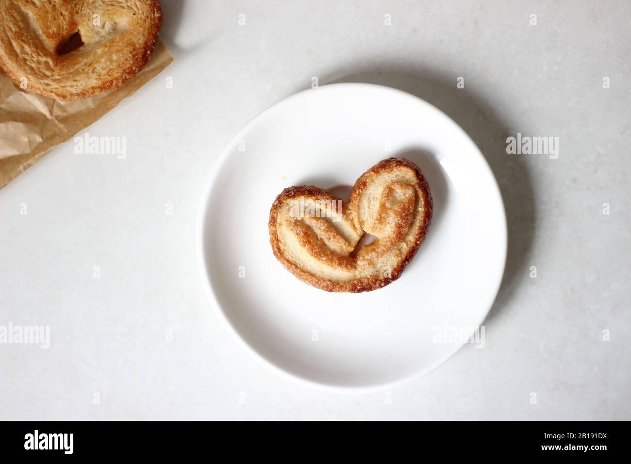 Frisch gebackene Palmiers Cookie auf der Platte. Elefant Ohren Cookie. Stockfoto