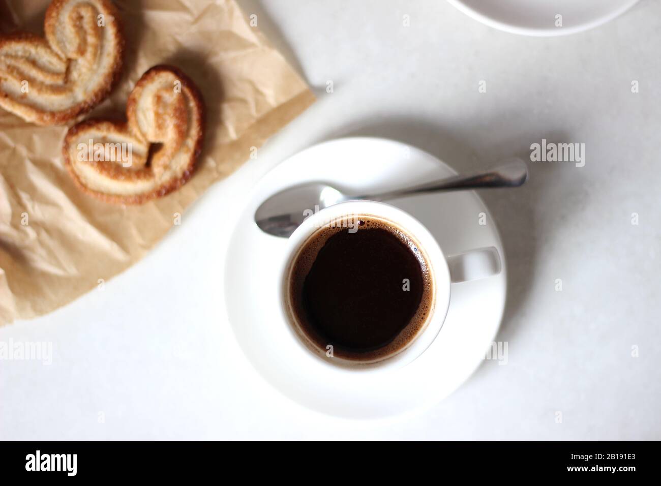 Frühstück mit Plätzchen und Kaffee von Palmiers. Köstliche Elephant Ears Cookies. Stockfoto