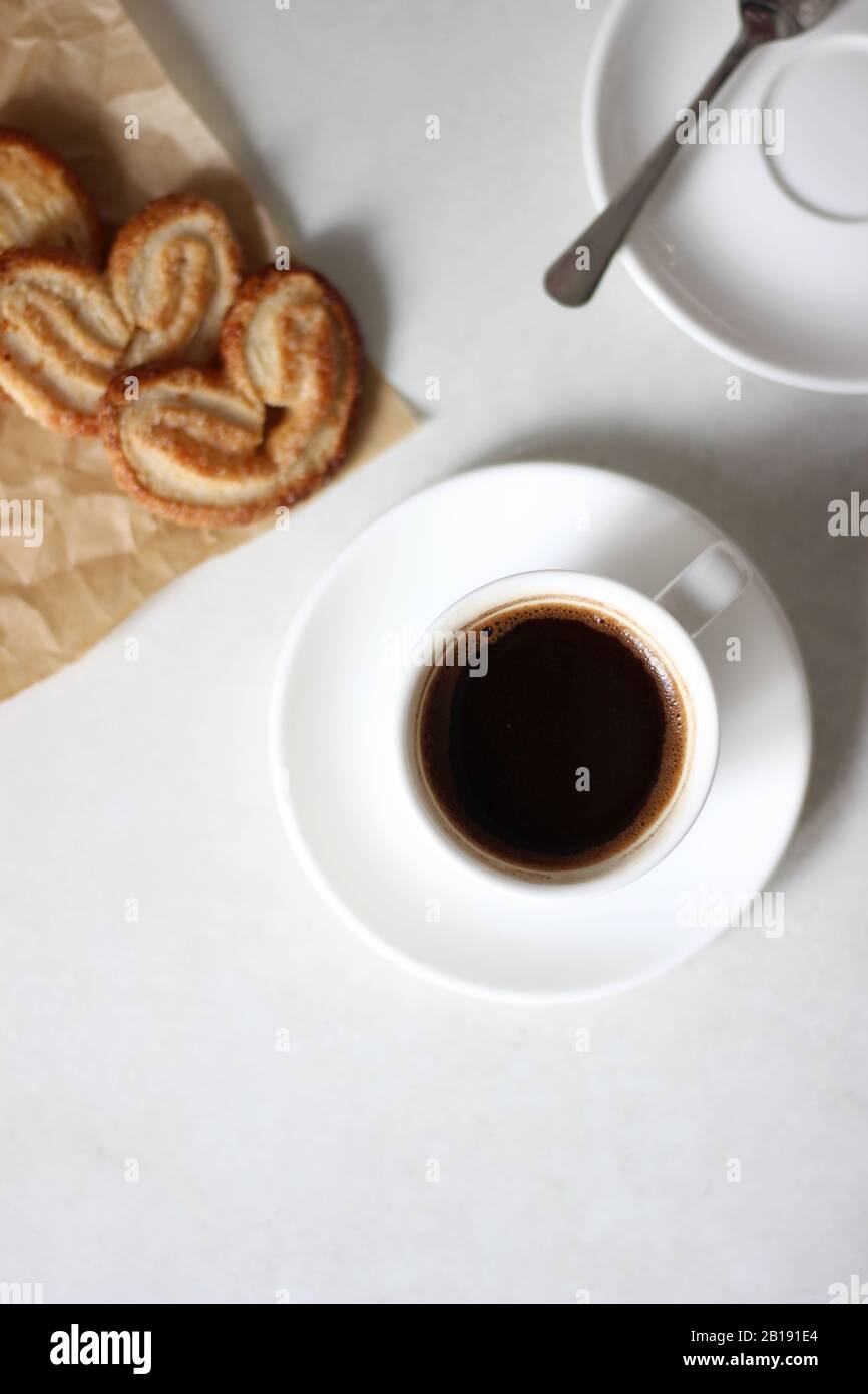 Blick auf den Frühstückstisch Mit Kaffee und Puff-Gebäck. Stockfoto