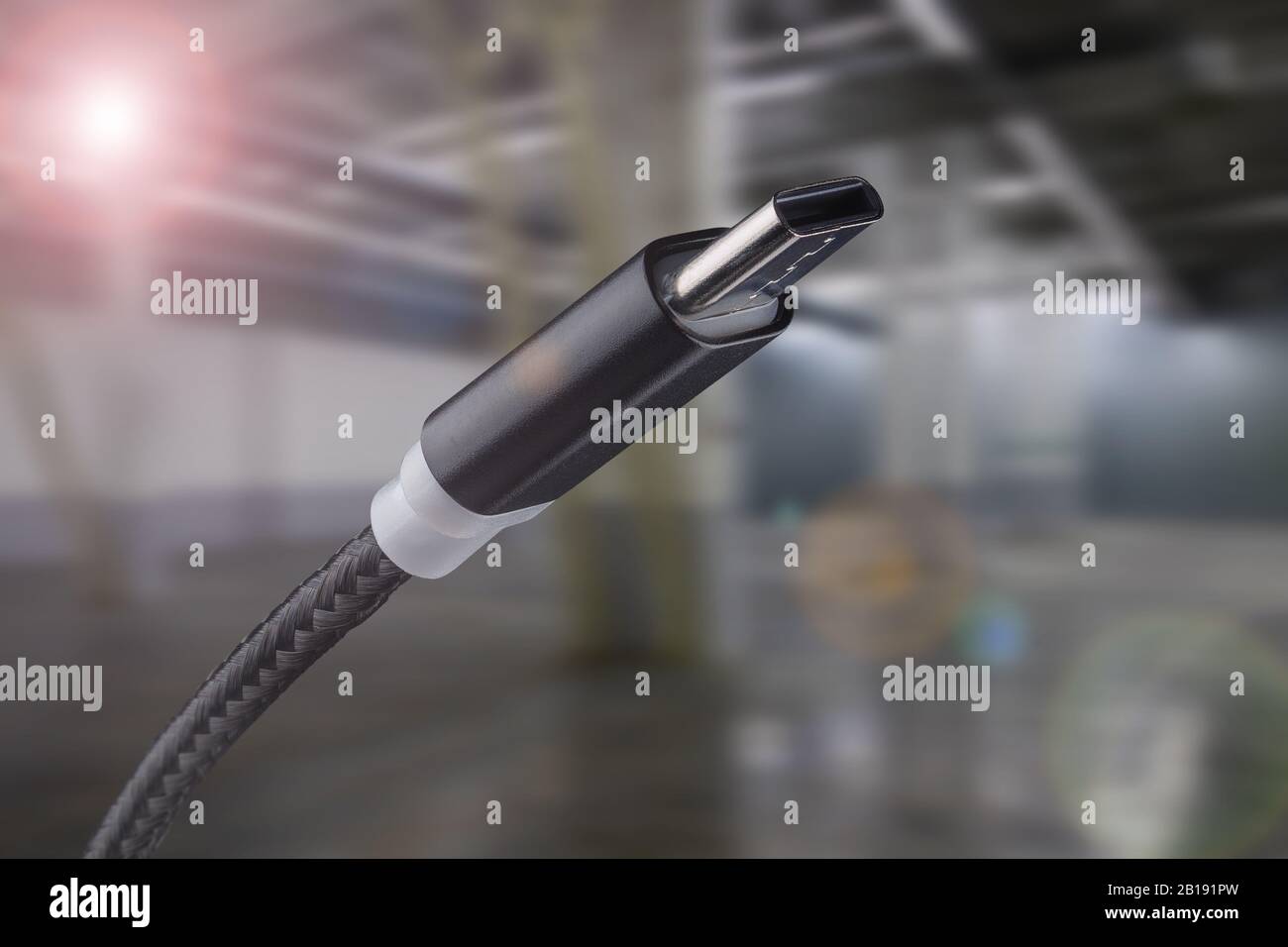USB-Kabel vom Typ C im industriellen Hintergrund. Stockfoto
