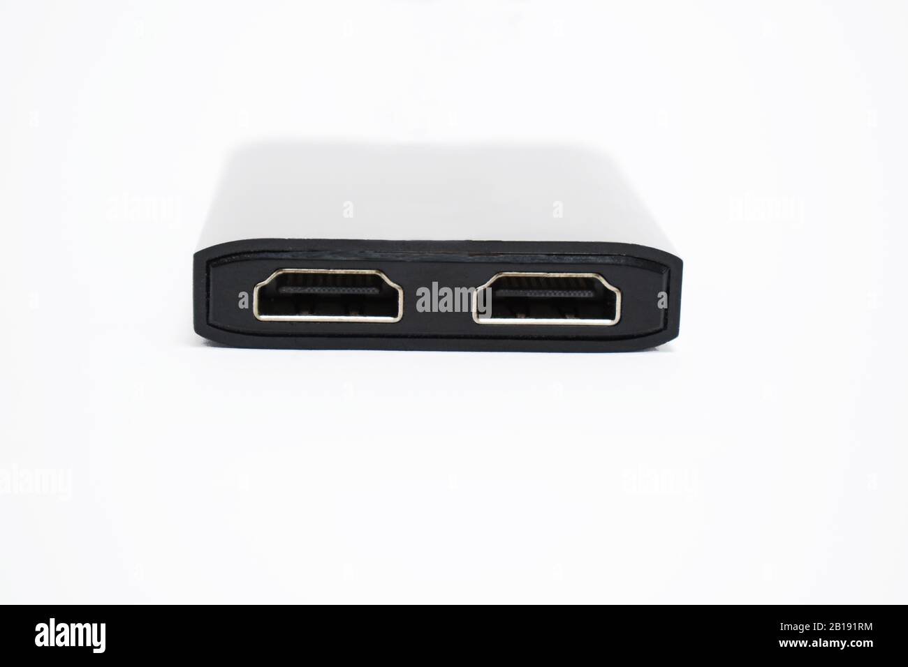 Seitenansicht eines schwarzen HDMI-Kabels, das zwei ähnliche Anschlüsse zum Anschließen des Kabels hat und über einen weißen Hintergrund platziert wird Stockfoto