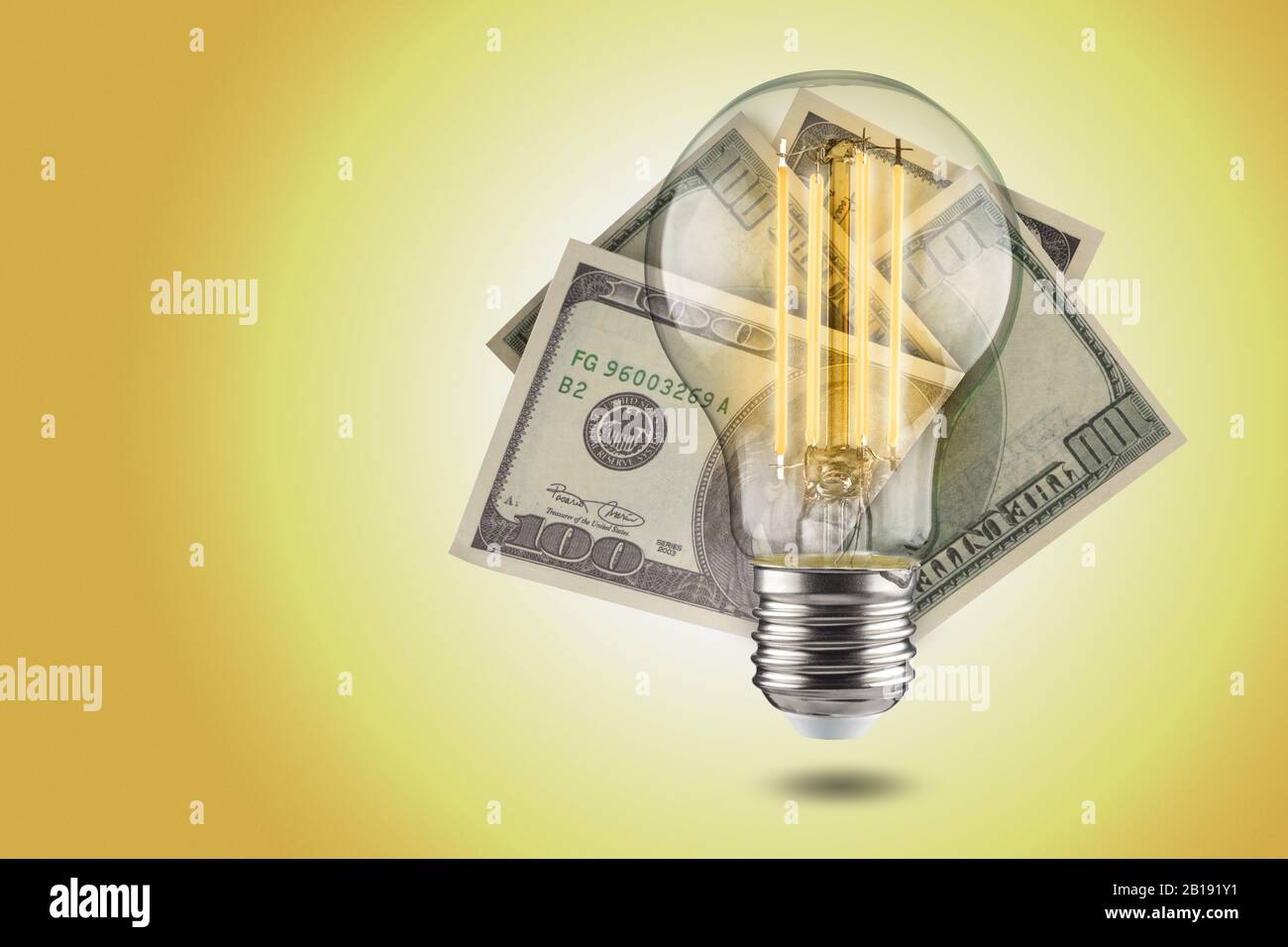 Energiesparkonzept. LED-Glühbirne mit Dollar auf gelbem Hintergrund. Stockfoto