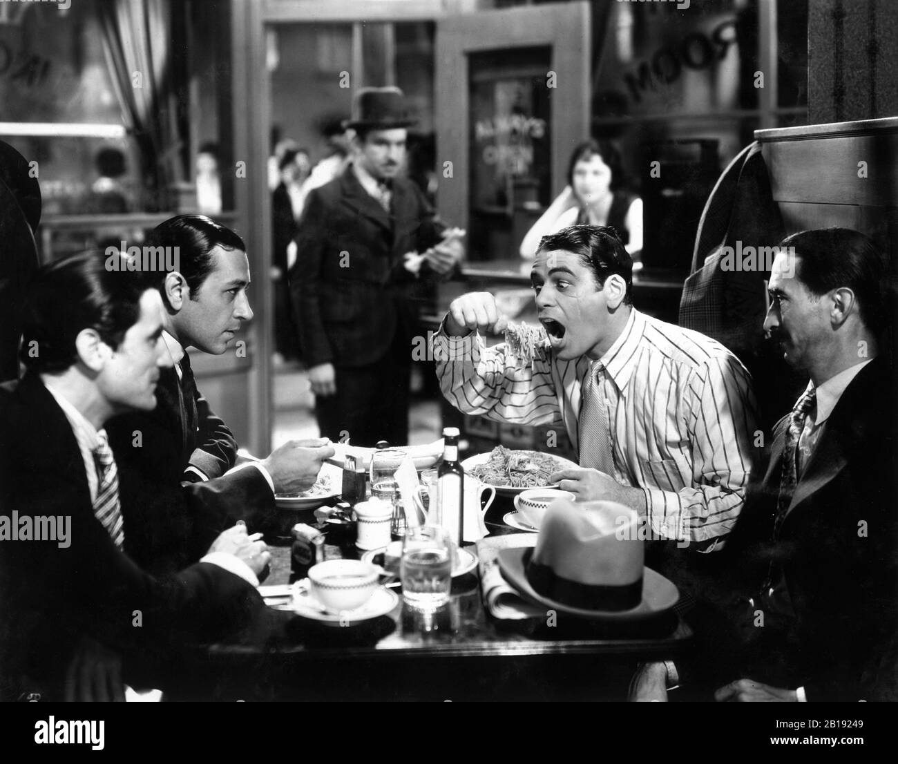 Pedro REGAS GEORGE RAFT VINCE BARNETT PAUL MUNI als Tony Camonte und OSGOOD PERKINS in SCARFACE 1932 Regisseure HOWARD HAWKS und RICHARD ROSSON Roman Armitage Trail Screen Story Ben Hecht Produzent Howard Hughes The Caddo Company/United Artists Stockfoto