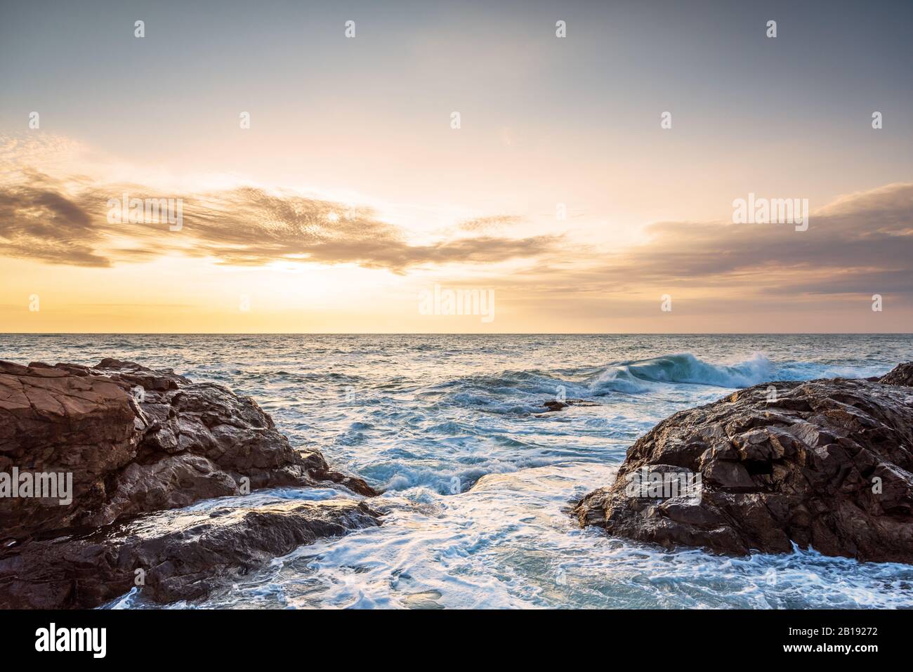 Schönen Sonnenaufgang über dem Meer im Sommer. Stockfoto