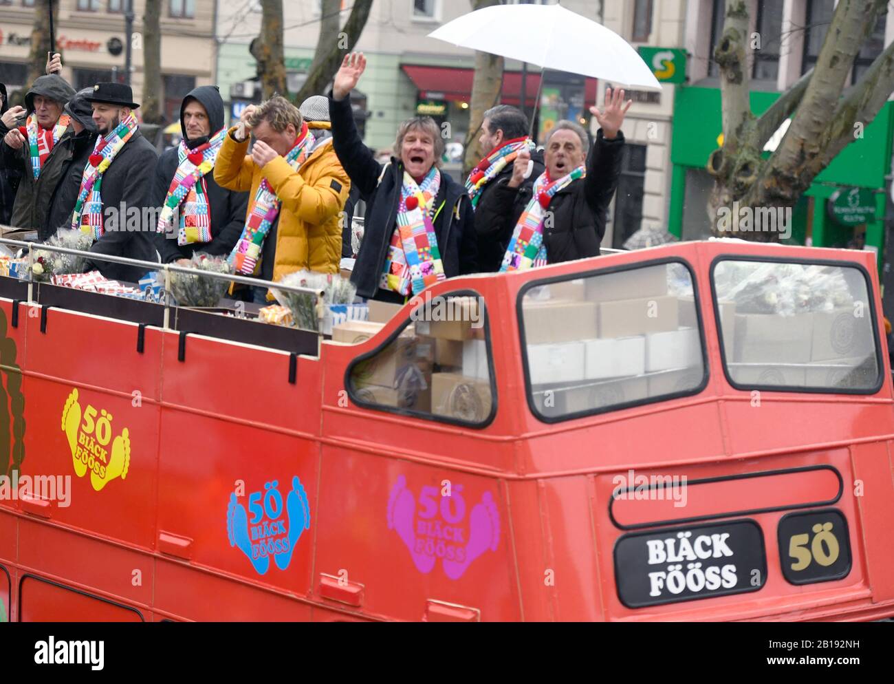 Köln, Deutschland. Februar 2020. Zum 50-jährigen Bühnenjubiläum nimmt die Kölner Musikband "Bläck Fööss" am diesjährigen Rosenmontagszug Teil. Credit: Roberto Pfeil / dpa / Alamy Live News Stockfoto