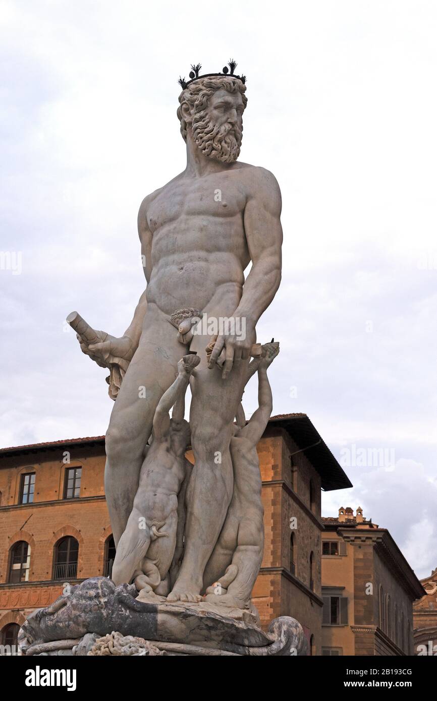 Der Neptunbrunnen auf der Piazza della Signoria in Florenz, Italien. Stockfoto