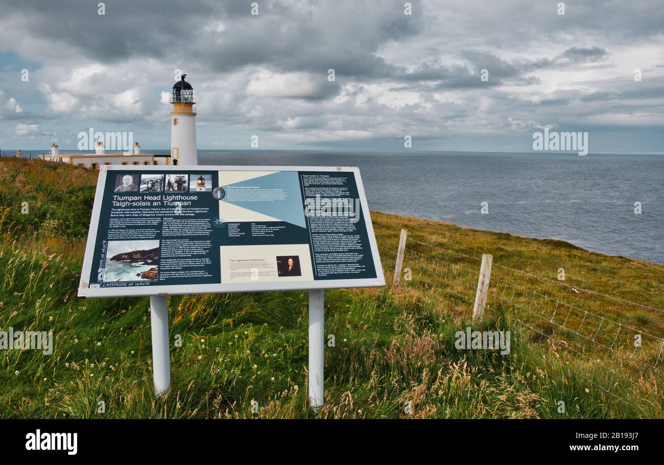 Besucherinformationsbrett, Leuchtturm von Tiumpan Head, Tiumpan Head, Portvoller, Isle of Lewis, Äußere Hebriden, Schottland Stockfoto