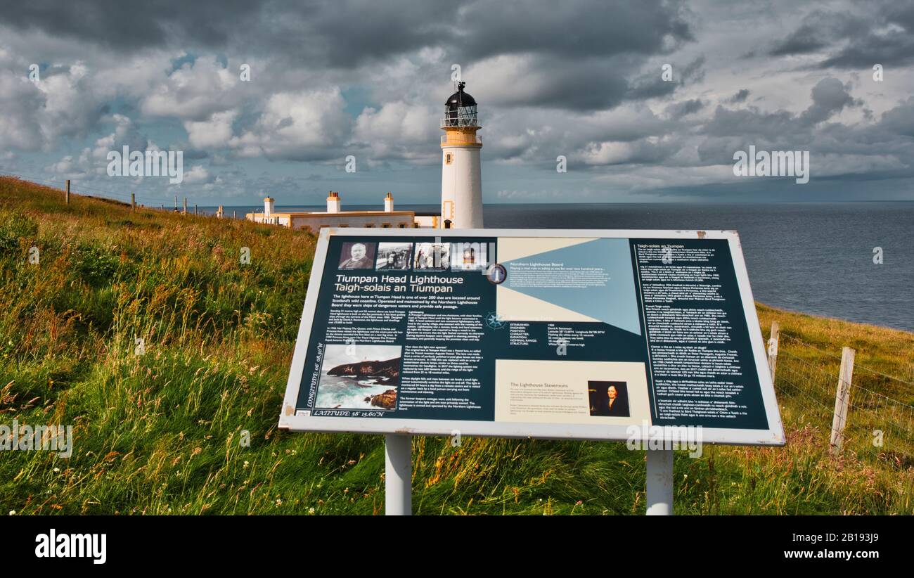 Besucherinformationsbrett, Leuchtturm von Tiumpan Head, Tiumpan Head, Portvoller, Isle of Lewis, Äußere Hebriden, Schottland Stockfoto