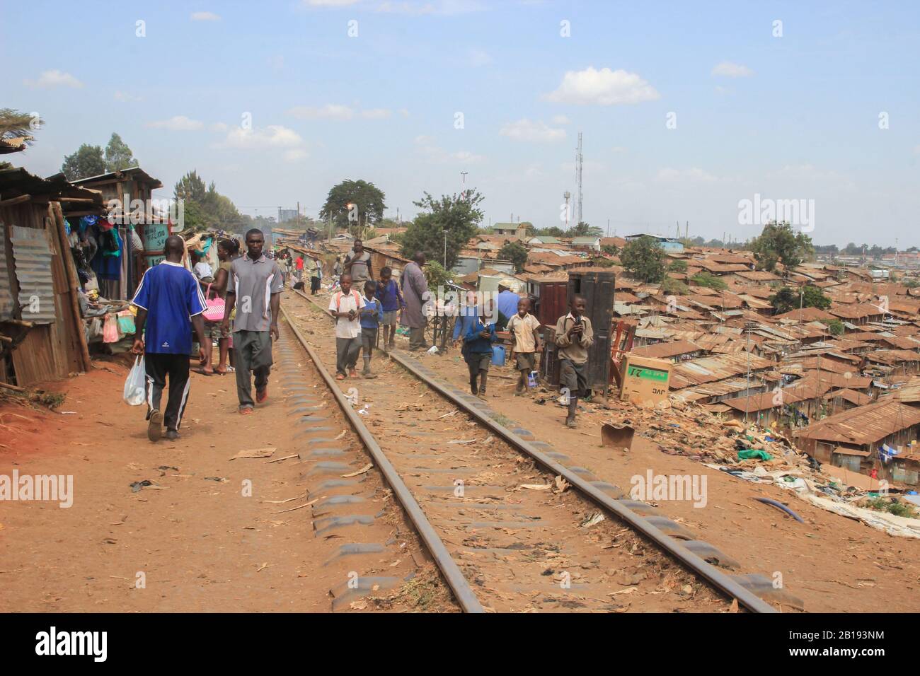 Kibera, Nairobi, Kenia - 13. Februar 2015: Ein riesiger Müllberg und eine Eisenbahn in der ärmsten Gegend von Nairobi - Kibera Stockfoto