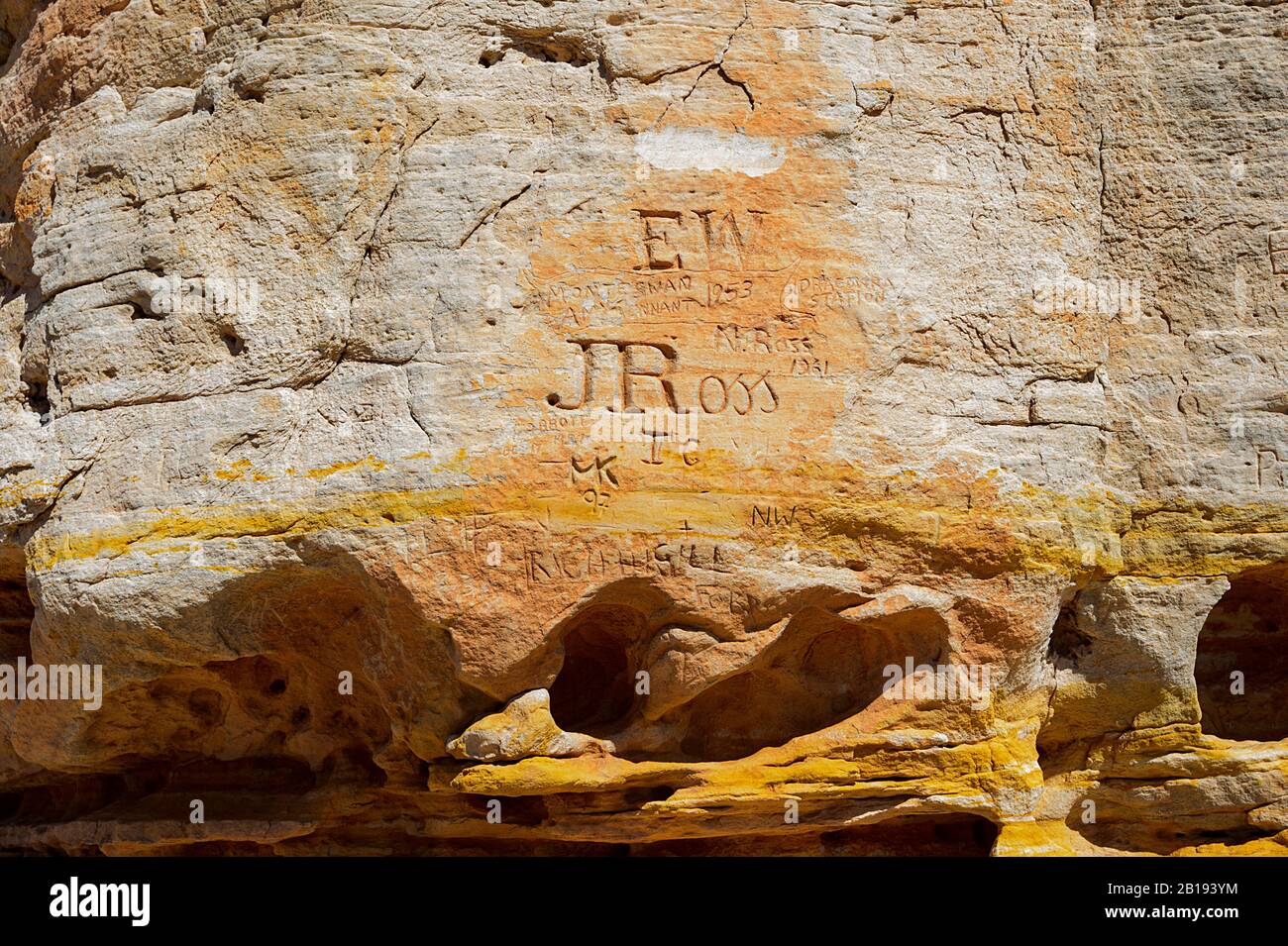 John Ross' Erkundungstour besuchte 1870 Chambers Pillar. Sie schnitzten diese Namen und Initialen. Northern Territory, Australien Stockfoto