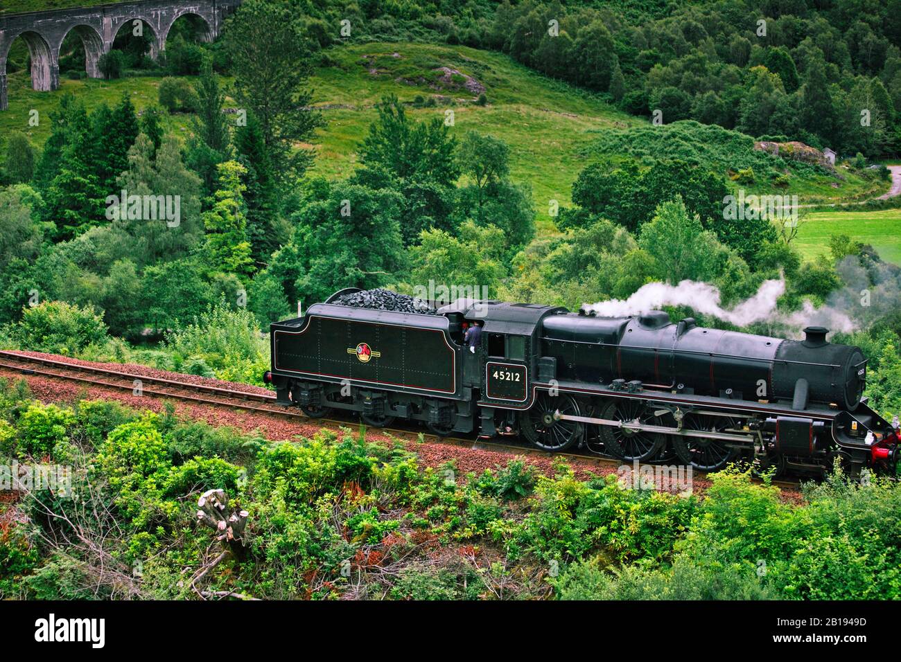 Jacobite Dampfzug bläst Dampf, wie es die Glenfinnan Viadukt, Glenfinnan, Inverness-Shire, Schottland überquert Stockfoto