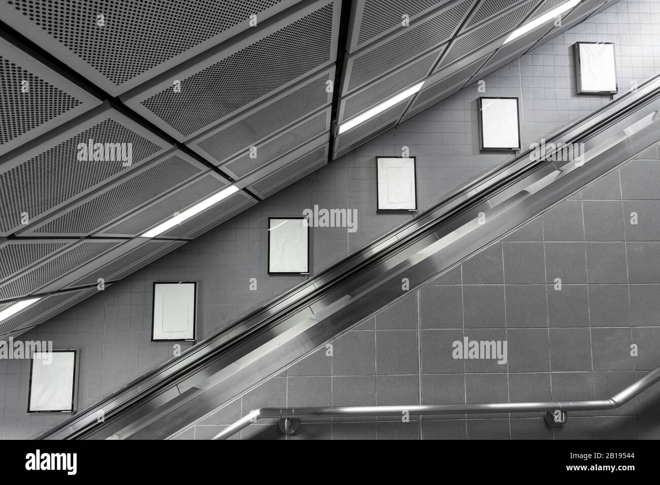 Sechs große vertikale/Hochformat-Leere Werbetafel mit Rolltreppe im Hintergrund. Stockfoto