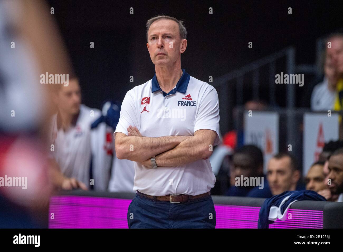 Trainer Vincent COLLET (FRA) beobachtet das Spiel, Halbfigur, Halbfigur, Qualifikation zur Basketball-Europameisterschaft, Gruppe G, Deutschland (GER) - Frankreich (FRA) 83:69, am 21. Februar 2020 in Vechta/Deutschland. â Nutzung weltweit Stockfoto