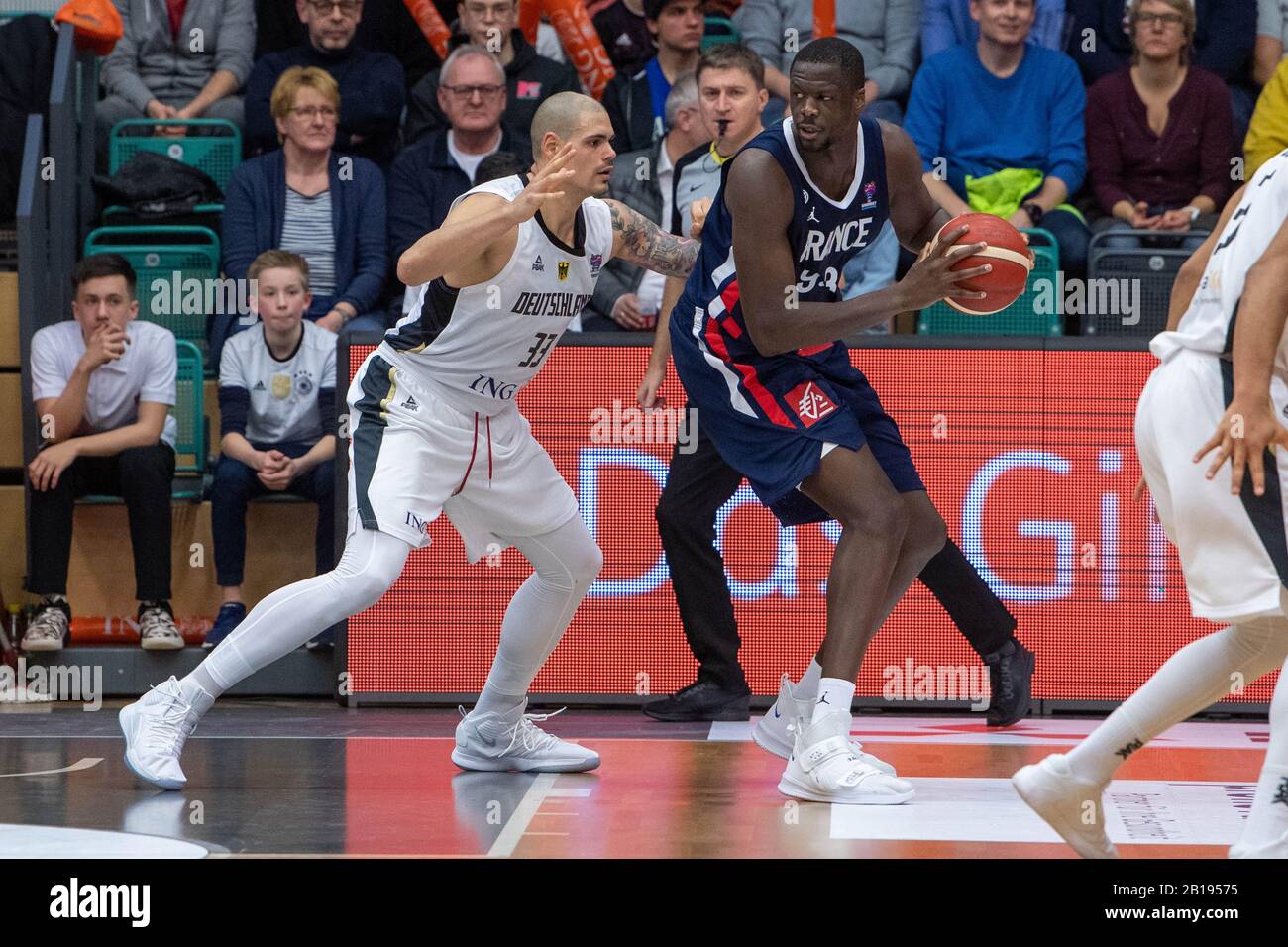 Maik ZIRBES (links, GER) gegen Moustapha FALL (FRA), Action, Duels,  Basketball-EM-Qualifikation, Gruppe G, Deutschland (GER) - Frankreich (FRA)  83:69, am 21. Februar 2020 in Vechta/Deutschland. â Nutzung weltweit  Stockfotografie - Alamy