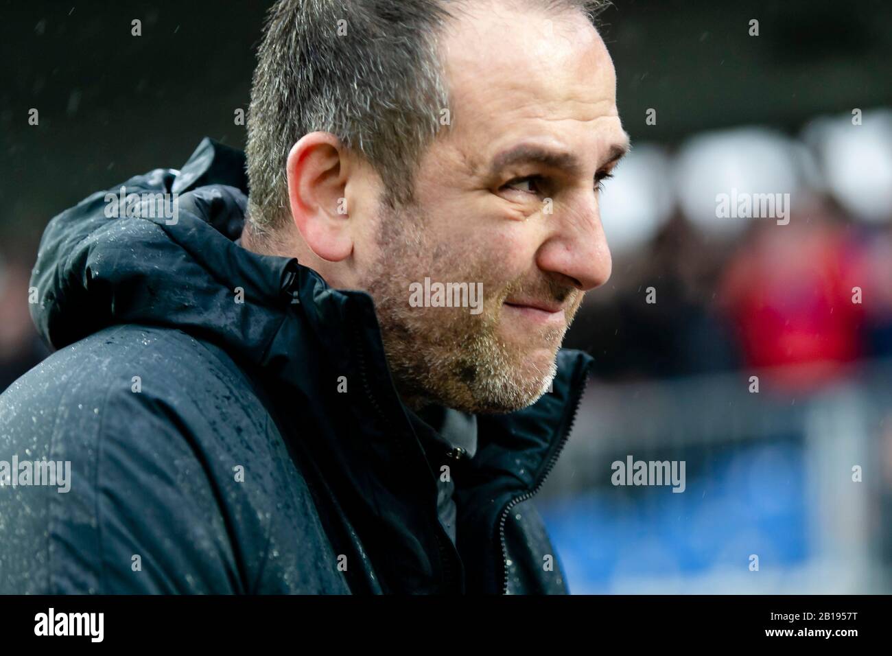 Kiel, Deutschland. Februar 2020. Fußball: 2. Bundesliga, Holstein Kiel - 1. FC Heidenheim, 23. Spieltag Heidenheimer Trainer Frank Schmidt blickt auf das Spielfeld. Kredit: Frank Molter / dpa - WICHTIGER HINWEIS: Gemäß den Vorschriften der DFL Deutsche Fußball Liga und des DFB Deutscher Fußball-Bund ist es untersagt, im Stadion und/oder aus dem fotografierten Spiel in Form von Sequenzbildern und/oder videoähnlichen Fotoserien auszunutzen oder auszunutzen./dpa/Alamy Live News Stockfoto