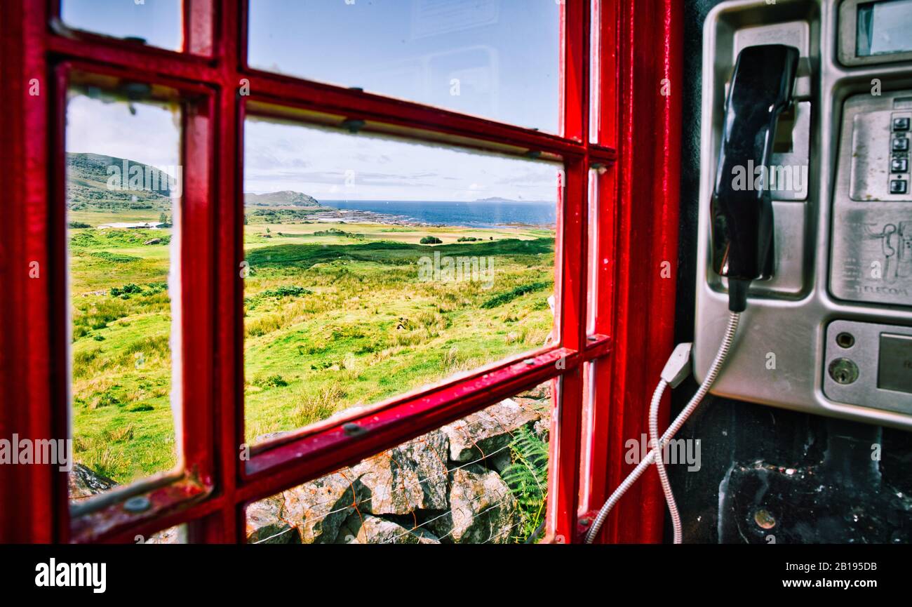 Blick auf den Atlantik von der traditionellen roten Telefonbox, Ardnamurchan-Halbinsel, Lochaber, Highland, Schottland Stockfoto