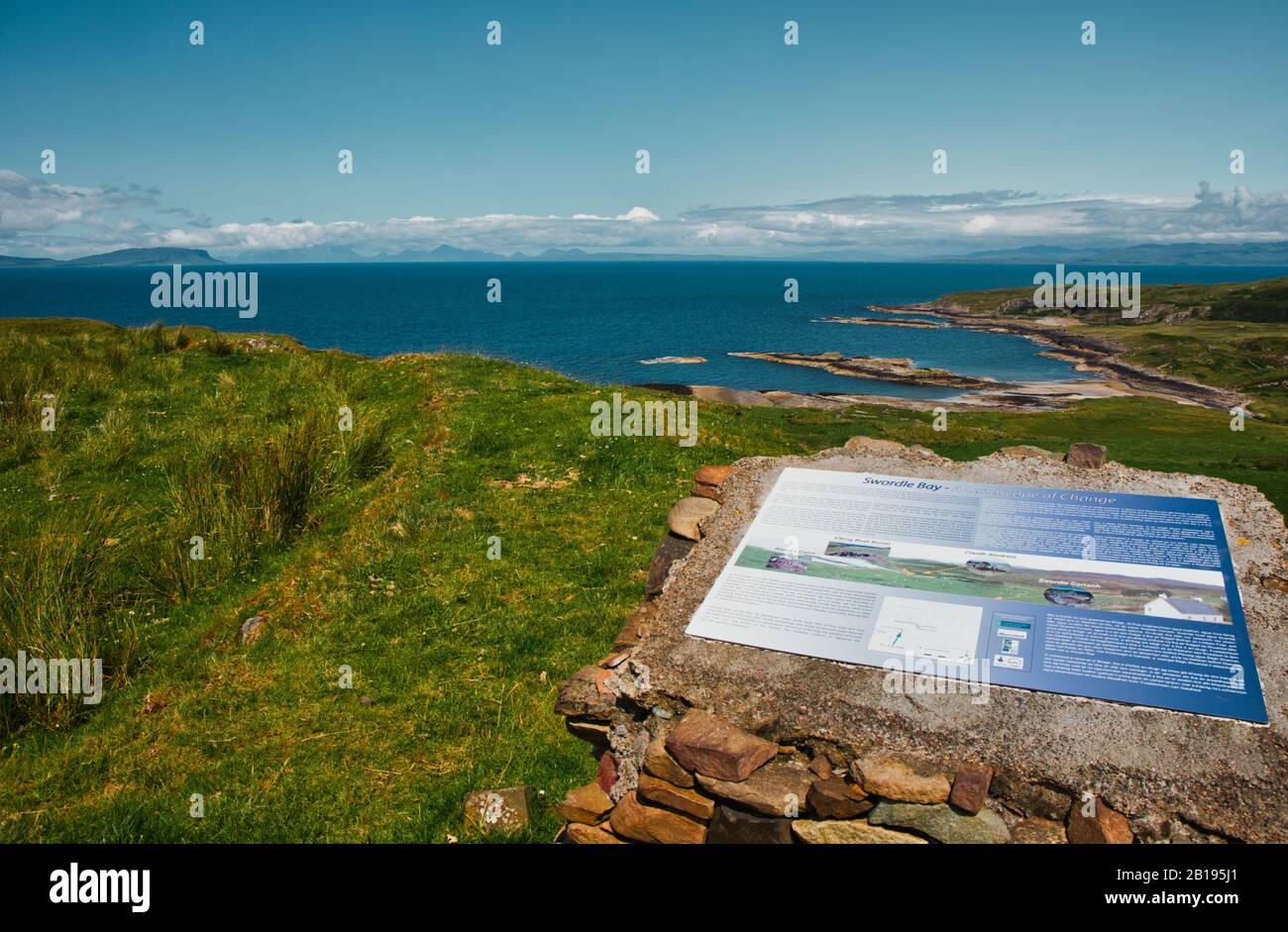 Informationstafel über der atemberaubenden Swordle Bay an der abgelegenen Atlantikküste der Ardnamurchan Peninsula, Lochaber, Highland, Schottland Stockfoto