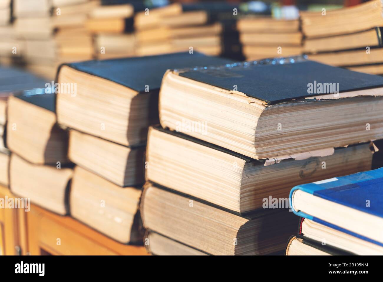 Alte Bücher über Holzregal. Stockfoto