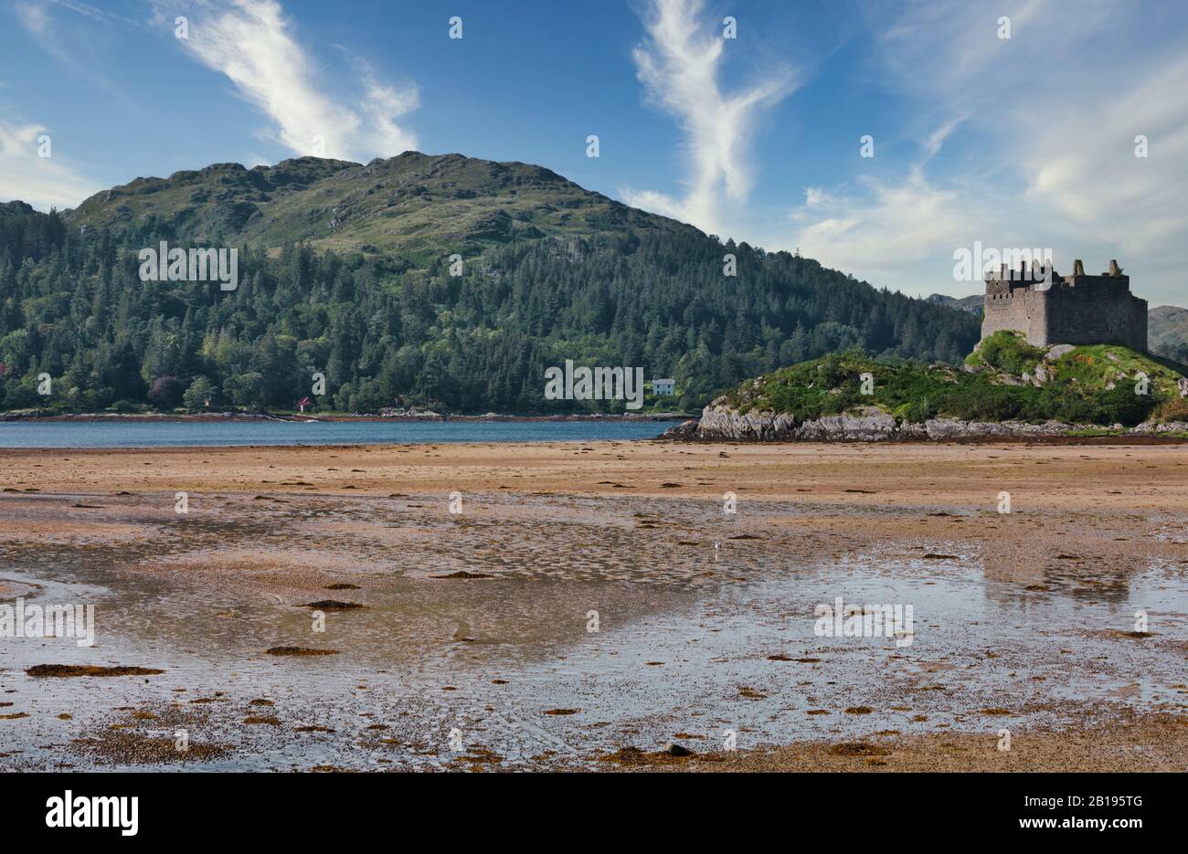 Ruinierte Burg Tioram auf der Gezeiteninsel Eilean Tioram, Loch Moidart, Lochaber, Highland, Schottland Stockfoto