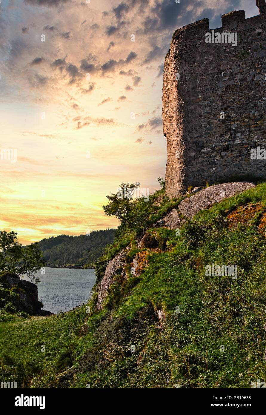 Altes ruiniertes Schloss Tioram auf der Gezeiteninsel Eilean Tioram bei Sonnenuntergang, Loch Moidart, Lochaber, Highland, Schottland Stockfoto