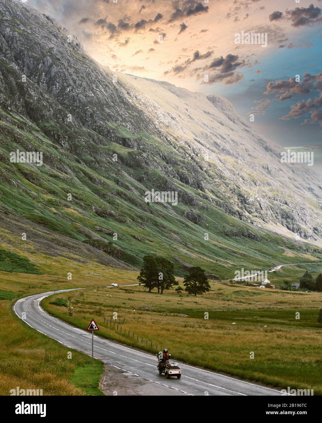 A82 Straße schlängelt sich durch die dramatische Berglandschaft von Glencoe, County of Argyll, Highland, Schottland Stockfoto