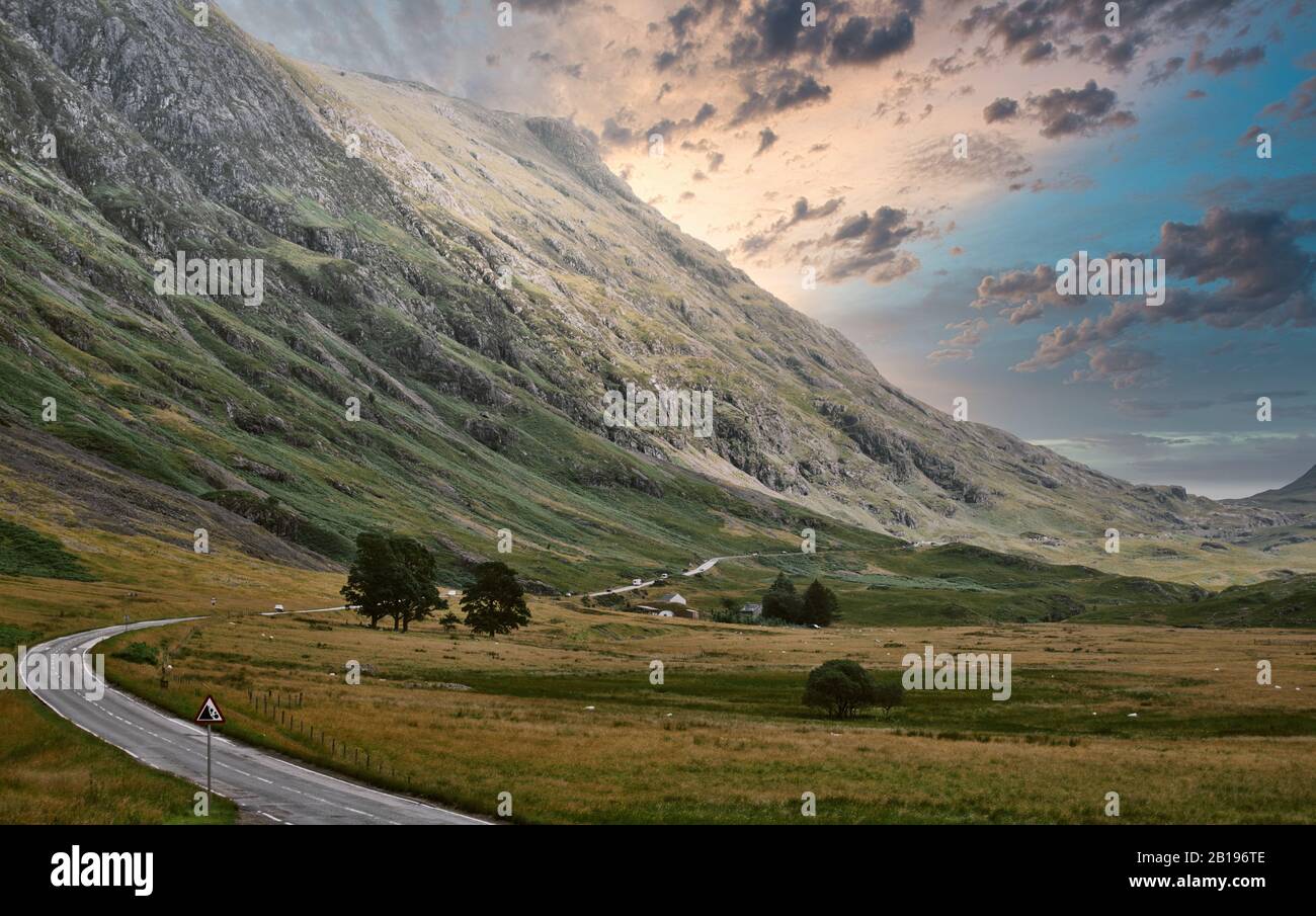 A82 Straße schlängelt sich durch die dramatische Berglandschaft von Glencoe, County of Argyll, Highland, Schottland Stockfoto