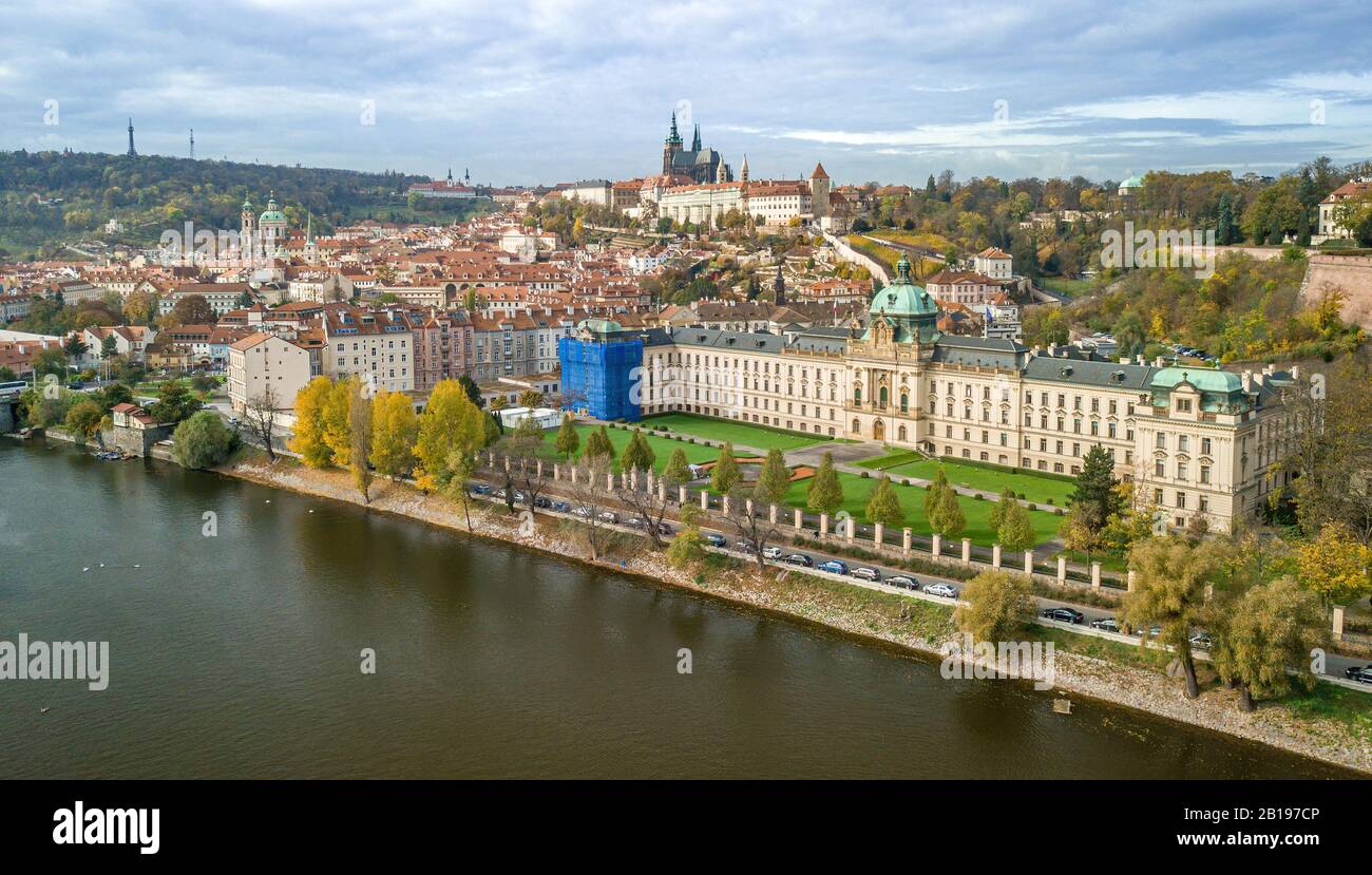 Die Strakova akademie in Prag Stockfoto