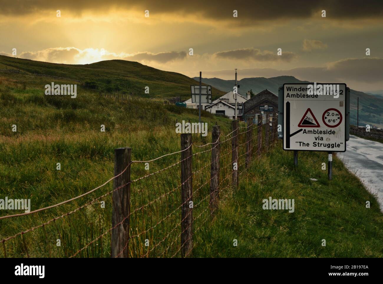 Kirkstone Pass Inn und Straßenschilder am Gipfel des Kirkstone Pass, Lake District National Park, Cumbria, England Stockfoto