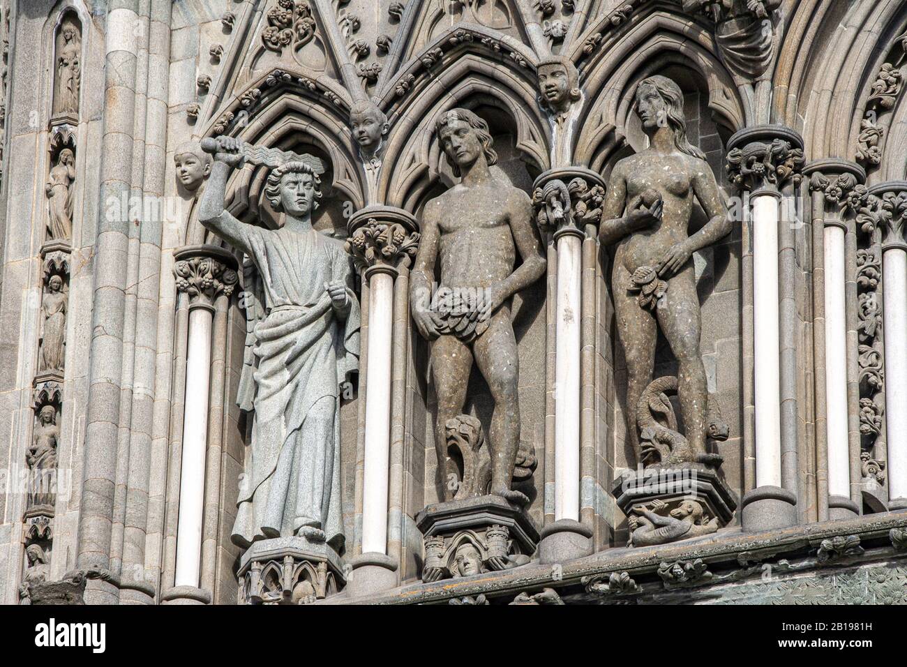 Adam und Eva aus dem Paradies, Nidaros Kathedrale vertrieben Stockfoto