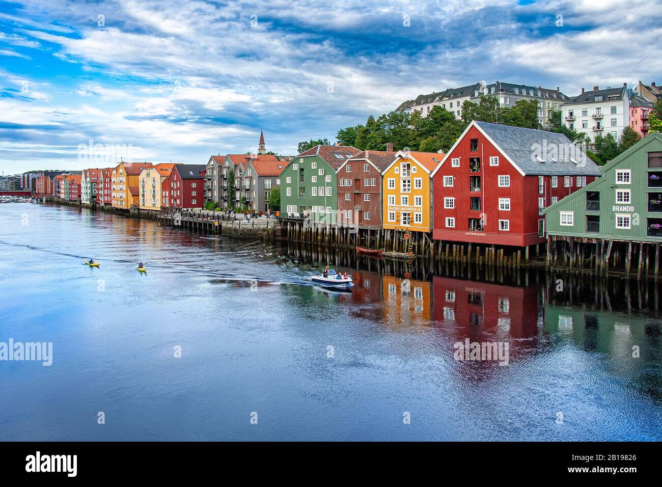 Eine Reihe farbenfroher Häuser entlang des Ufers des Nidelva Flusses, Trondheim, Norwegen Stockfoto