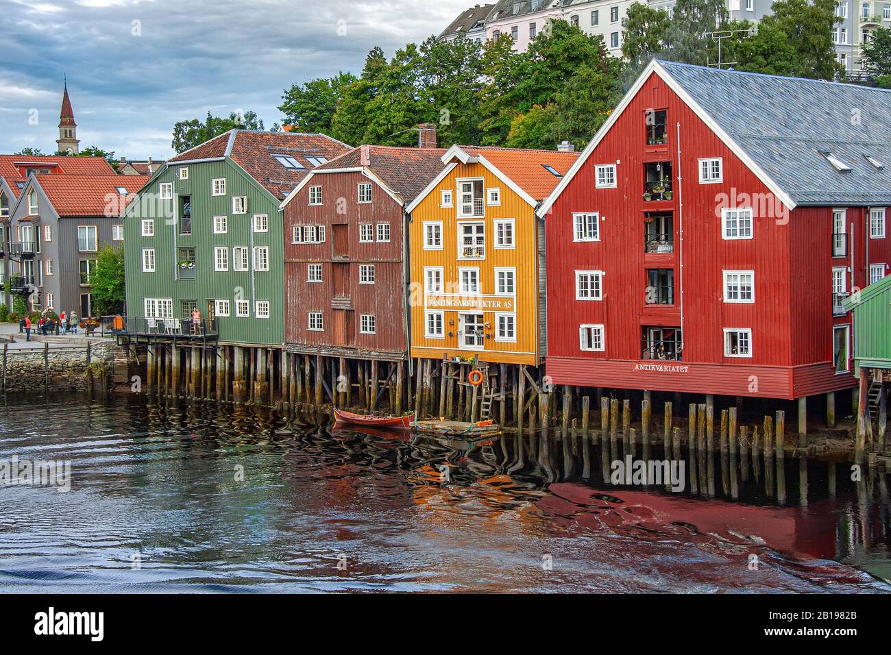 Eine Reihe farbenfroher Häuser am Ufer des Flusses Nidelva, Trondheim Stockfoto