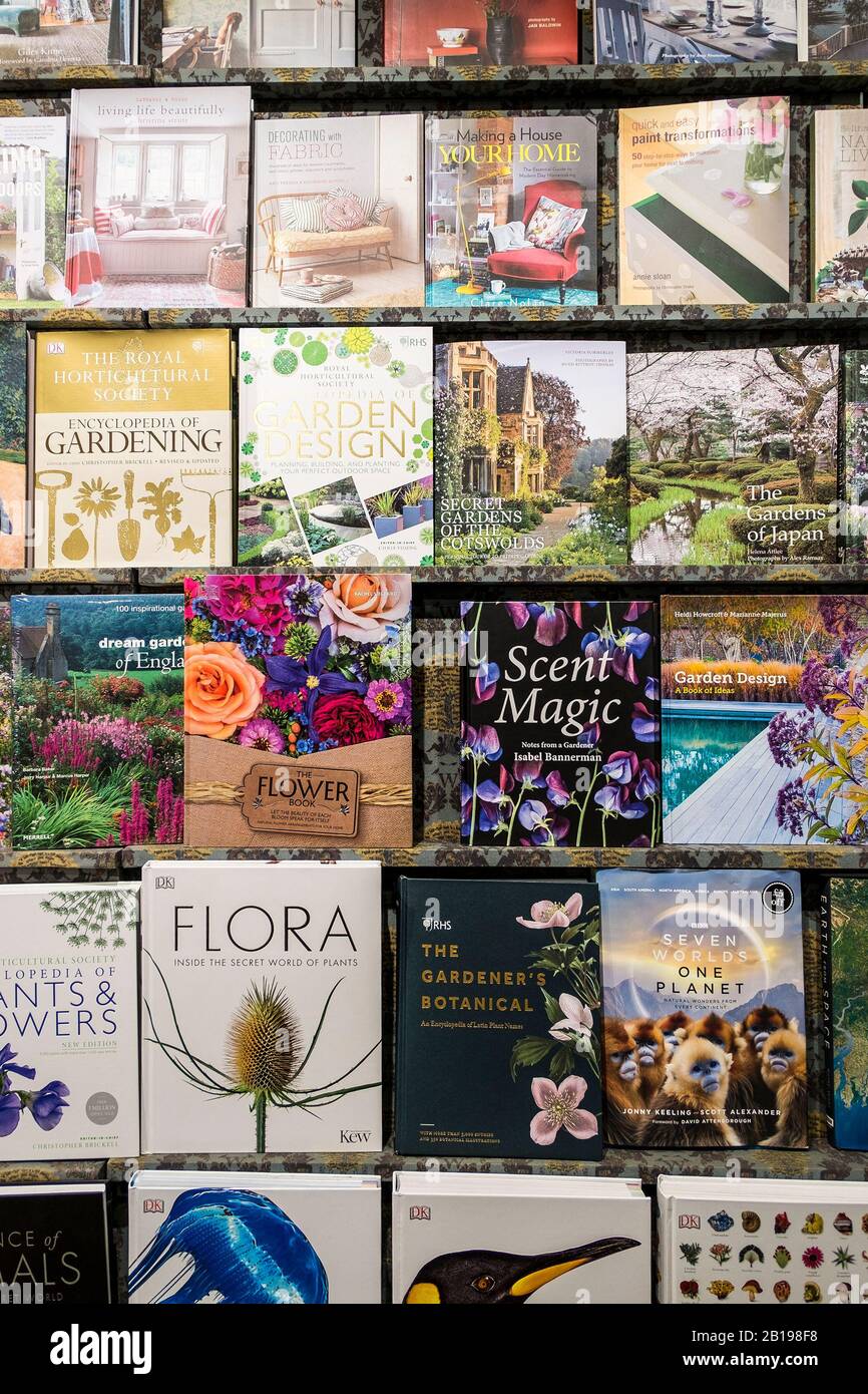 Eine bunte Darstellung von Gartenbüchern in einem Buchladen. Stockfoto